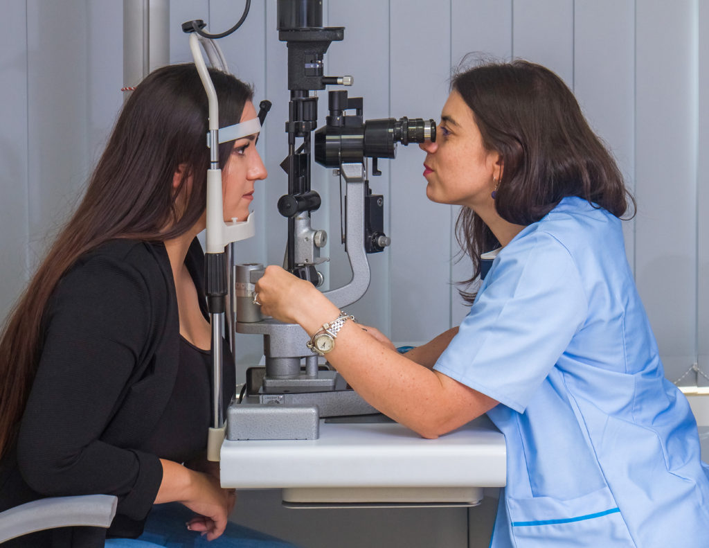 Consult oftalmologic adulti, medic consultand pacientul, Spitalul Infosan