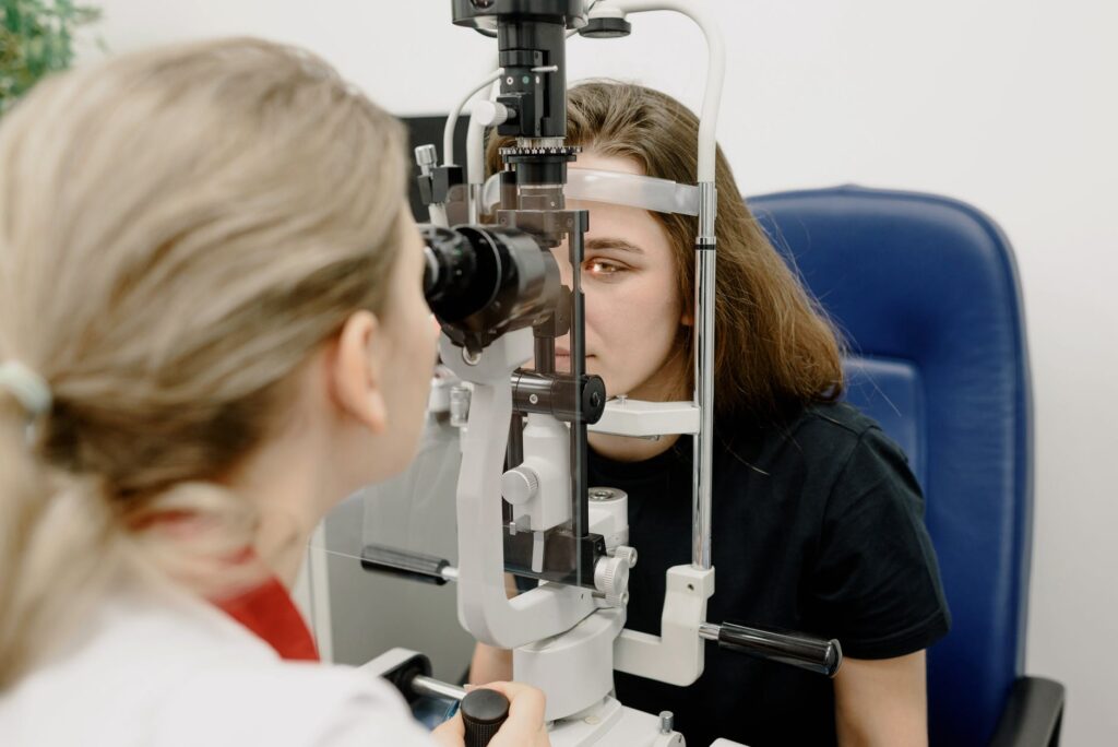 consult oftalmologic, medic oftalmolog, examinare fund ochi, biomicroscop, cabinet oftalmologic