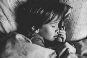 Care este rolul somnului REM in cliclul de somn + copil care doarme
