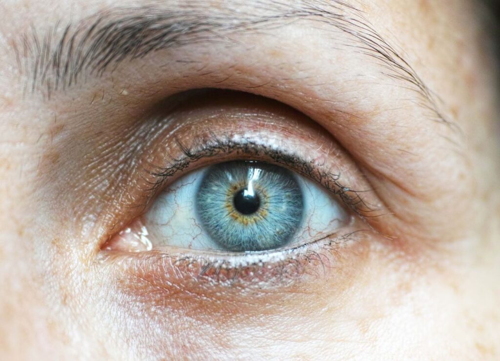 Gaura-maculara-–-in-ce-consta-aceasta-afectiune-si-cum-poate-fi-diagnosticata-Ochi-albastru