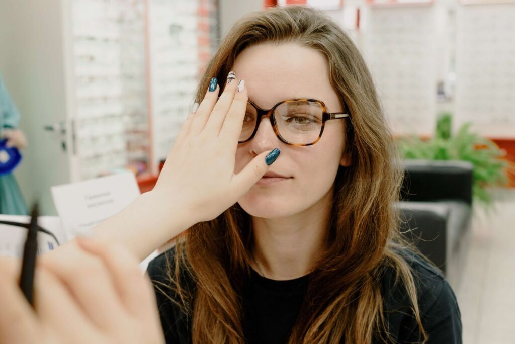 Gaura-maculara-la-ochi-versus-pseudogaura-maculara-Cum-sa-faci-diferenta-intre-aceste-afectiuni-Femeie-cu-ochelari-la-control