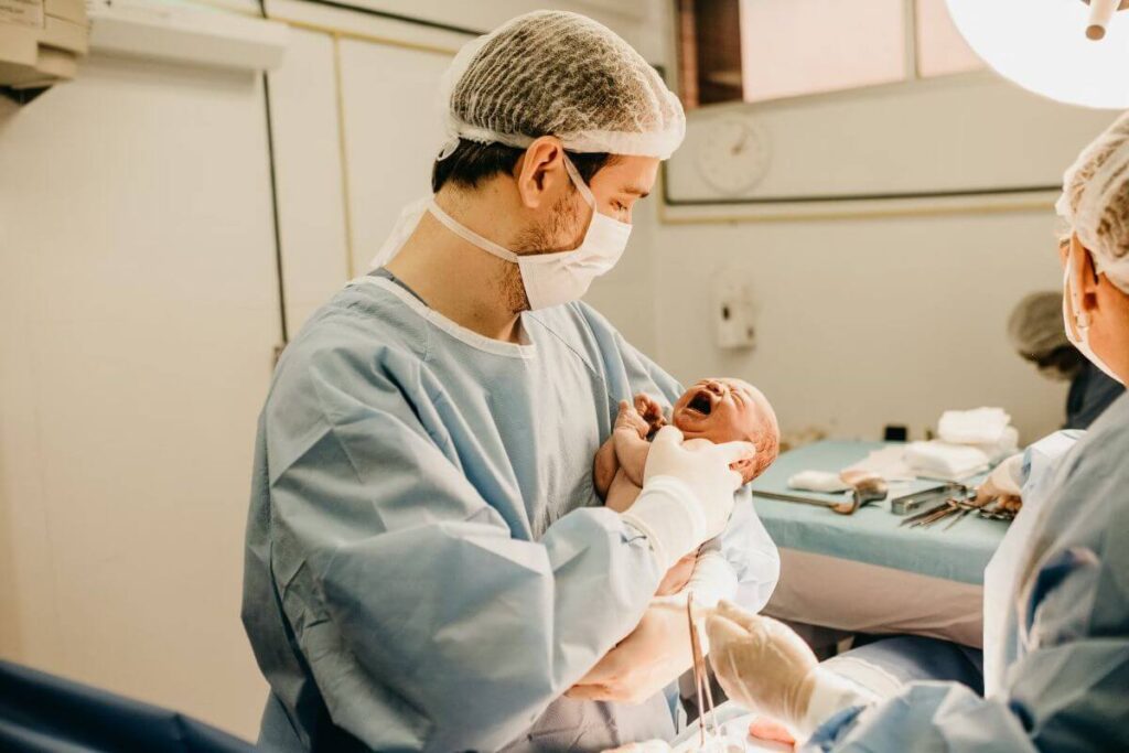 Miopie si nastere naturala-medic cu nou nascut in brate