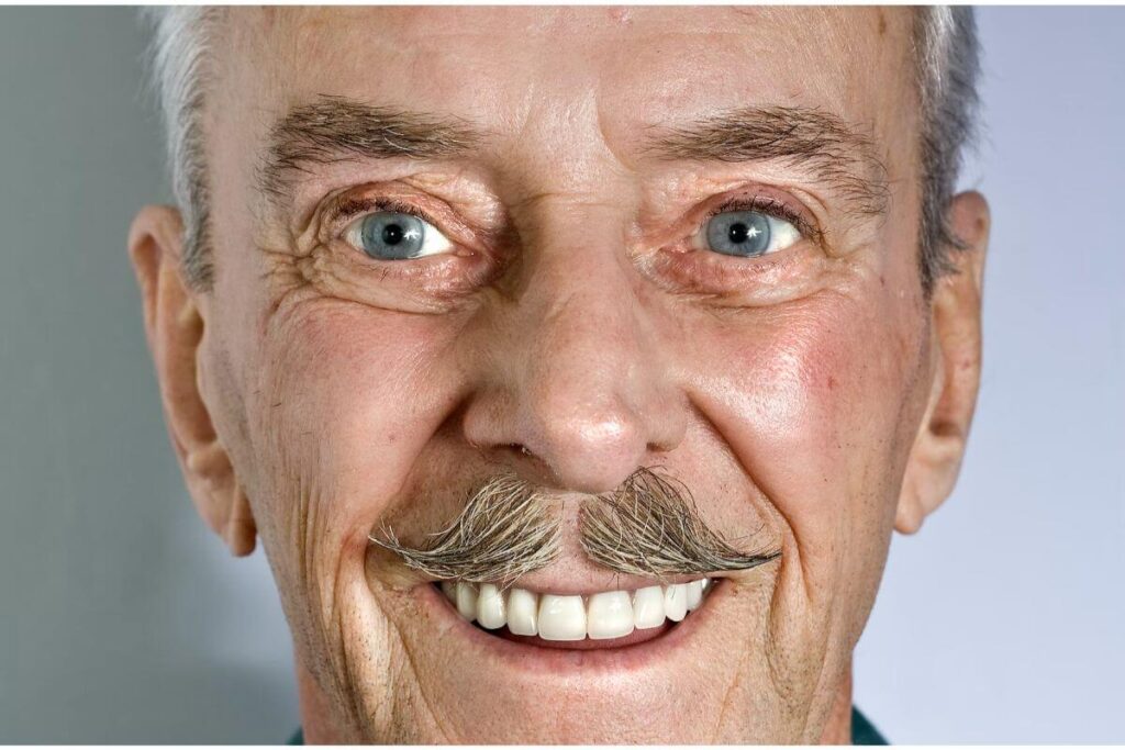 batran. degenerescenta maculara, barbat, batran care zambeste