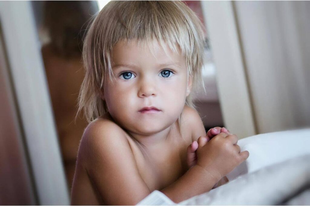 Curatarea ochilor la bebelusi-baiat blond, ochi albastri