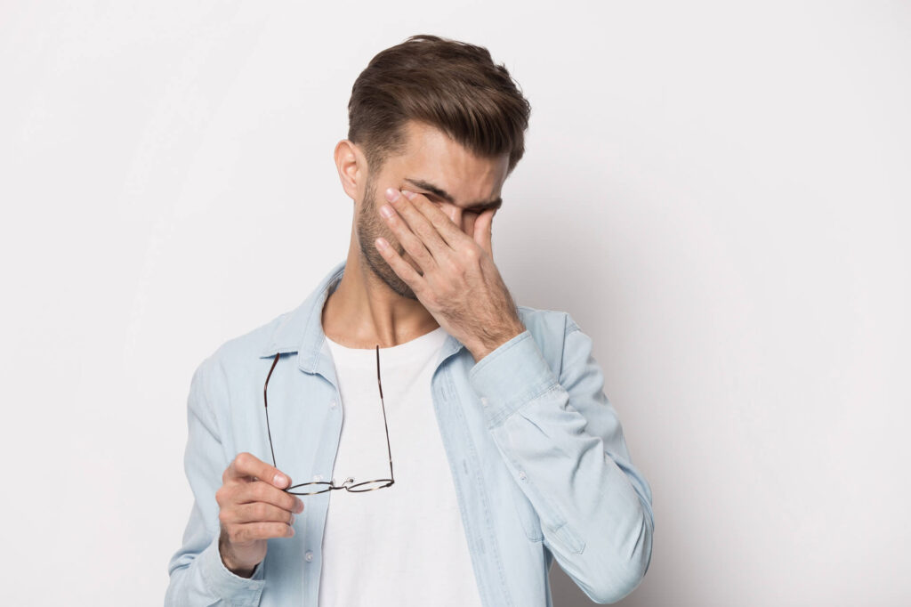 Durere ochi, ochelari, barbat