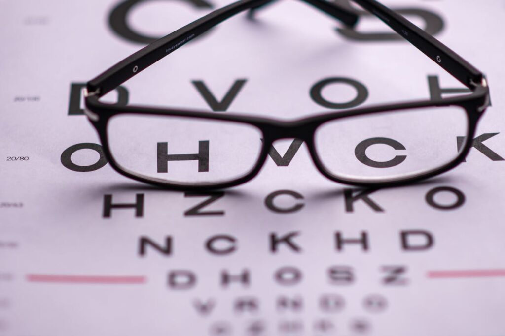 Cum pot indicii de refractie sa influenteze calitatea unei perechi de ochelari_ochelari cu lentile ce clarifica imaginea