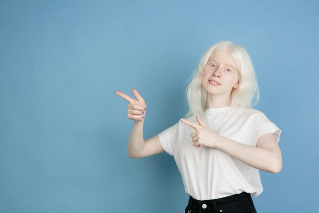 albinism, femeie, fundal albastru, bluza alba