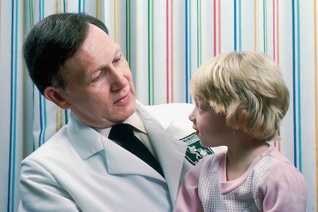 Cand trebuie sa te adresezi medicului in caz de ochi rosii la copii_copil la doctor
