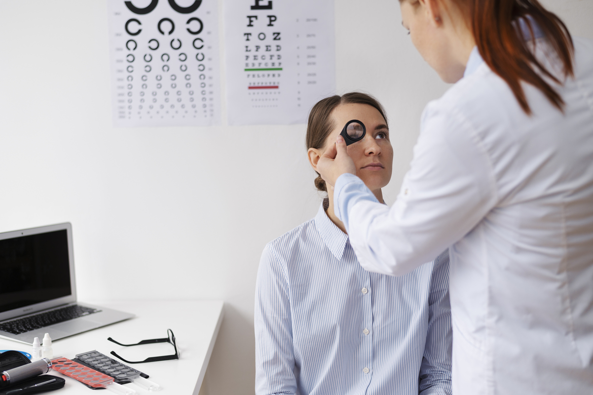 Tratamentul exoftalmiei - doctor care face consult oftalmologic