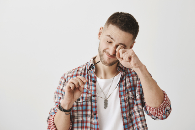 Injectiile in ochi sunt dureroase - barbat, ochelari, fundal gri deschis