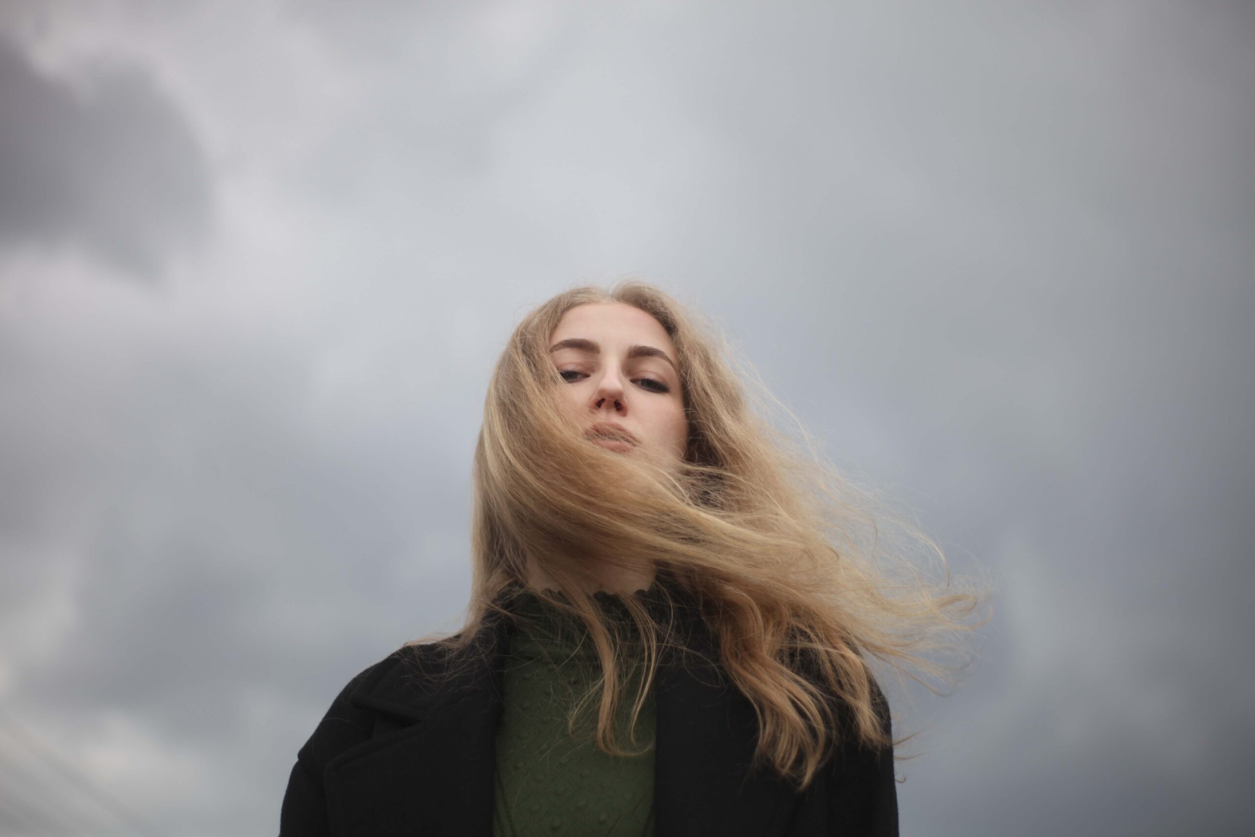 fata care sta in vant