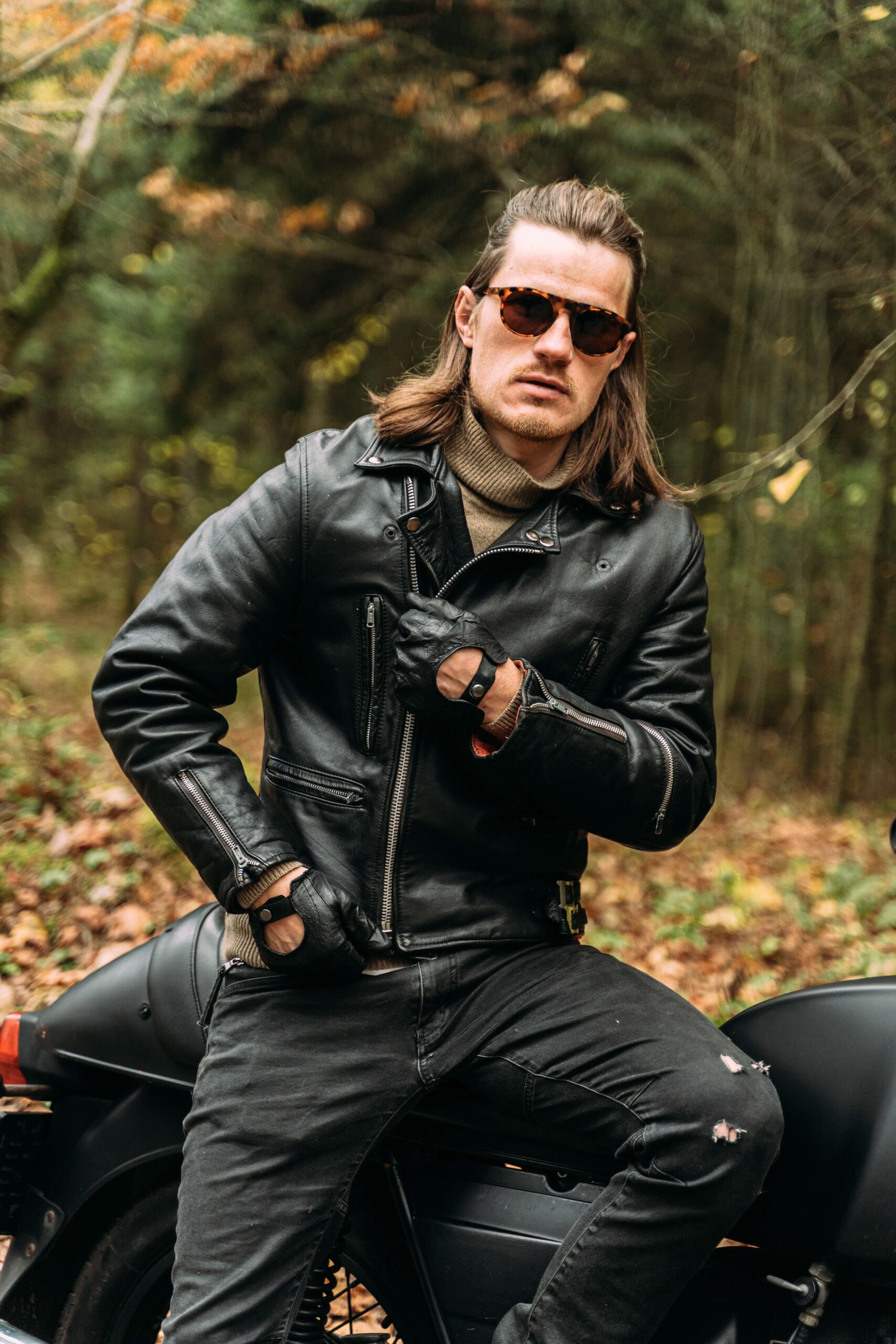 motociclist cu ochelari de soare